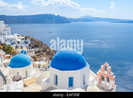 Weiße griechische Kirche mit blauer Kuppel & rosa Glockenturm, Oia, Santorini, Thira, Kykladen, griechische Inseln, Griechenland, EU, Europa Stockfoto