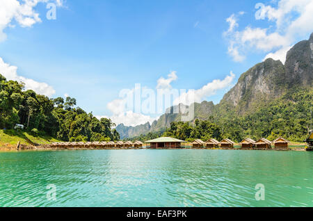 Kleine Bungalow von schwimmenden Bambus gemacht. Umgeben von Bergen und Wasser in Ratchaprapha Dam, Khao Sok Nationalpark, Surat Tha Stockfoto