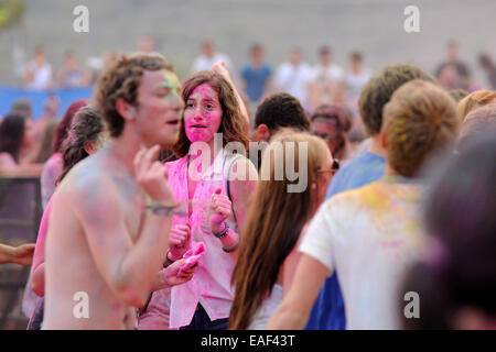 BENICASIM, Spanien - Juli 21: Menschen bei der Pringles Holi Farben Party im FIB (Festival Internacional de Benicassim) Festival. Stockfoto