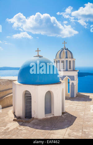 Glockentürme der orthodoxen Kirche mit Blick auf die Caldera in Fira Santorini Thira Kykladen Inseln Ägäis Griechenland EU Europa Stockfoto