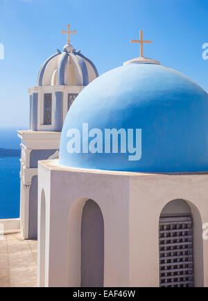 Glockentürme der orthodoxen Kirche mit Blick auf die Caldera in Fira Santorini Thira Kykladen Inseln Ägäis Griechenland EU Europa Stockfoto