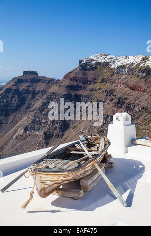 Firostefani, Fira, Santorini, Thira, traditionelle griechische Ruderboot, Cyclades Inseln, Ägäis, Griechenland EU Europa Stockfoto