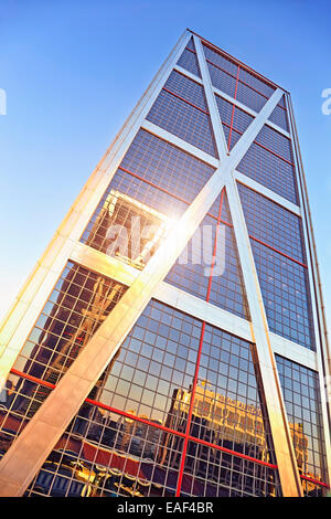 Das Tor Europas Türmen, auch bekannt als KIO Towers, Twin Bürogebäude in Madrid, Spanien. Stockfoto