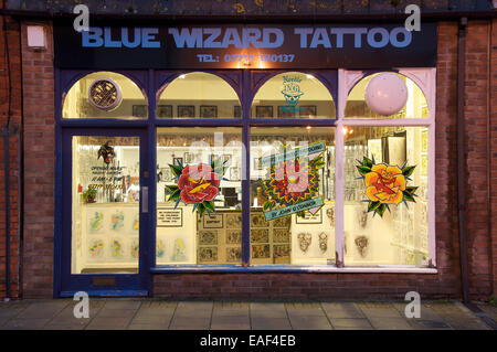 High Street zu tätowieren. Die neue Ladenfront die blauen Zauberer Tattoo-Studio in Dorchester. Solche Orte sind Aufspringen auf Straßen in ganz Großbritannien. Stockfoto