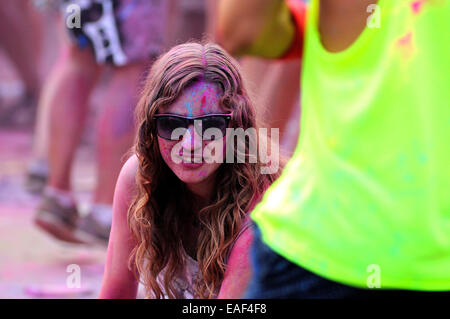 BENICASIM, Spanien - Juli 21: Menschen bei der Pringles Holi Farben Party im FIB (Festival Internacional de Benicassim) Festival. Stockfoto