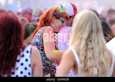 BENICASIM, Spanien - Juli 21: Menschen bei der Pringles Holi Farben Party im FIB (Festival Internacional de Benicassim) Festival. Stockfoto