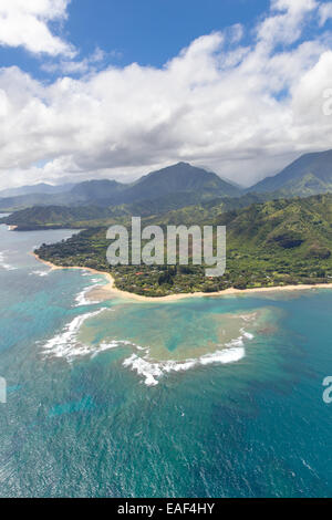 Tunnel und Haena Beach aus Luft, Kauai, Hawaii, USA Stockfoto