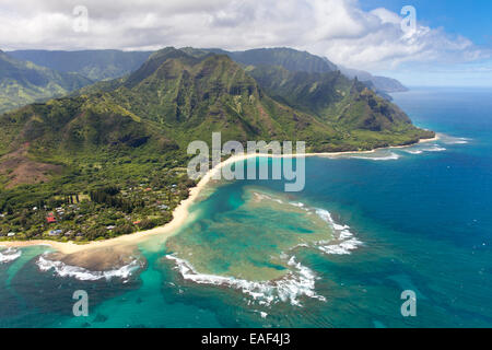 Tunnel und Haena Beach aus Luft, Kauai, Hawaii, USA Stockfoto