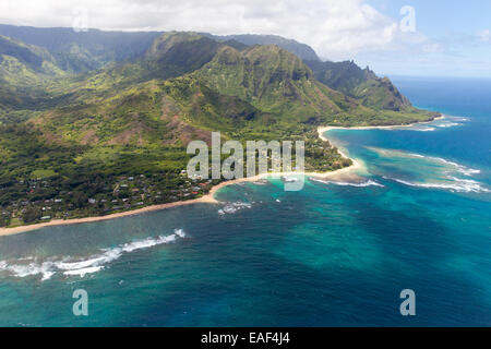 Tunnel und Haena Beach aus Luft, Kauai, Hawaii, USA Stockfoto