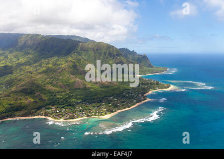 Tunnel und Haena Beach aus Luft, Kauai, Hawaii, USA Stockfoto