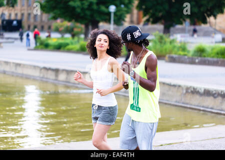 Young African American paar joggen durch Innenstadt Stockfoto