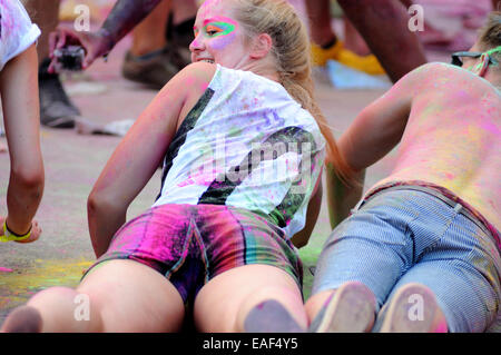 BENICASIM, Spanien - Juli 21: Menschen bei der Pringles Holi Farben Party im FIB (Festival Internacional de Benicassim) Festival. Stockfoto