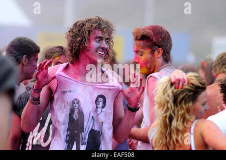 BENICASIM, Spanien - Juli 21: Menschen bei der Pringles Holi Farben Party im FIB (Festival Internacional de Benicassim) Festival. Stockfoto