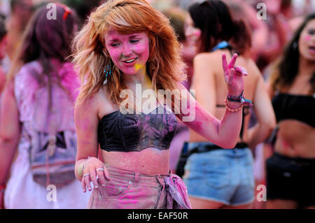 BENICASIM, Spanien - Juli 21: Menschen bei der Pringles Holi Farben Party im FIB (Festival Internacional de Benicassim) Festival. Stockfoto