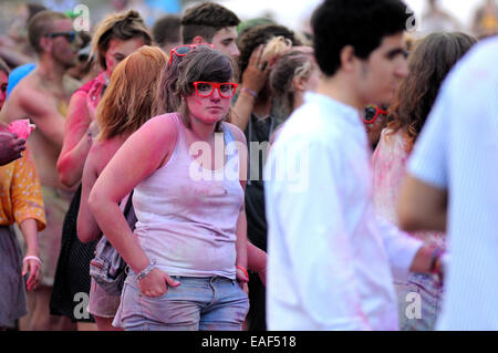 BENICASIM, Spanien - Juli 21: Menschen bei der Pringles Holi Farben Party im FIB (Festival Internacional de Benicassim) Festival. Stockfoto