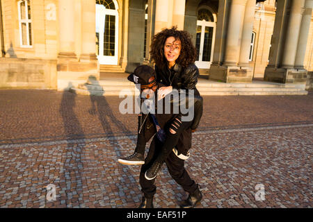 Afrikanische amerikanische Mann trägt Frau Huckepack Stockfoto