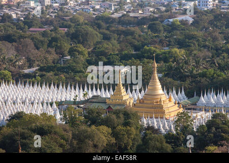 Ansicht von oben des Mandalay Hill mit weißen Pagoden am Sandamuni Tempel, Mandalay, Birma, Myanmar, Südostasien, Asien, Stockfoto