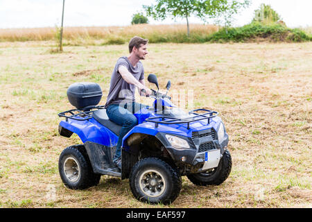 Mann mit Quad oder ATV Off-Road-fahren Stockfoto