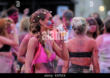 BENICASIM, Spanien - Juli 21: Menschen bei der Pringles Holi Farben Party im FIB (Festival Internacional de Benicassim) Festival. Stockfoto