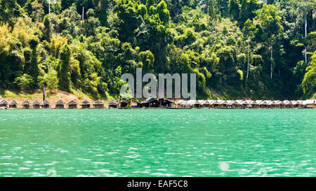 Kleine Bungalow von schwimmenden Bambus gemacht. Umgeben von Bergen und Wasser in Ratchaprapha Dam, Khao Sok Nationalpark, Surat Tha Stockfoto