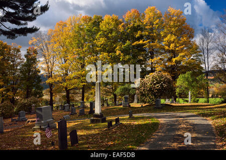 Grün und orange Ahornbäume im historischen Friedhof Peacham Ecke Vermont USA im Herbst Stockfoto