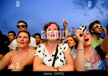 BENICASIM, Spanien - Juli 19: Ein Mädchen aus dem Publikum, Fan von The Killers, mit gemalten Herzen auf Gesicht bei FIB. Stockfoto