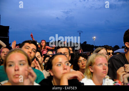 BENICASIM, Spanien - 18 Juli: Eine erregte junge Frau aus der Menge Uhren ein Konzert im FIB. Stockfoto