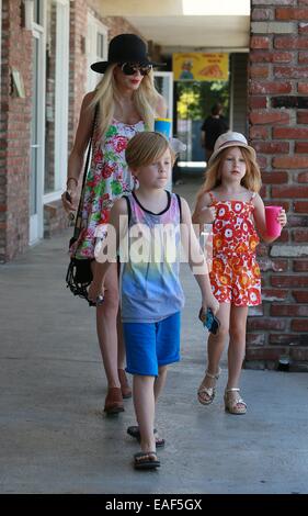 Tori Spelling besucht einen Masseur in Woodland Hills mit ihren zwei Kindern, Liam und Stella, am Muttertag mit: Tori Spelling, Liam McDermott, Stella McDermott wo: Los Angeles, California, Vereinigte Staaten von Amerika bei: 11. Mai 2014 Stockfoto