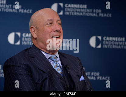 Washington, DC, USA. 12. November 2014. Douglas H. Paal, Vizepräsident für Studium an der Carnegie Endowment for International Peace, spricht in einem Interview von Xinhua News Agency in Washington, D.C., Hauptstadt der USA, 12. November 2014. China hat gezeigt, dass es konstruktive global Player bei dieser Woche asiatisch-pazifischen wirtschaftlichen Zusammenarbeit (APEC) treffen in Peking war, sagte der US-basierten China-Experte am Mittwoch. © Bao Dandan/Xinhua/Alamy Live-Nachrichten Stockfoto