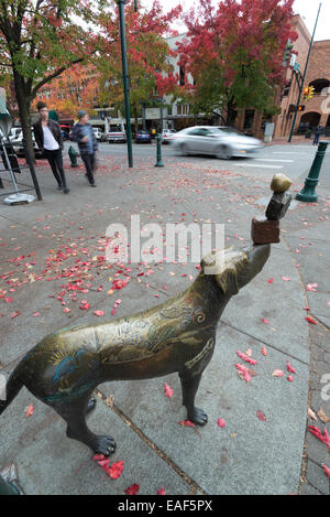 "Gedanken entdeckt", eine Skulptur von Brad Rude, in der Innenstadt von Walla Walla, Washington. Stockfoto