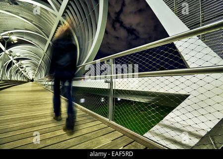 Fußgängerzone vorbei Arganzuela-Brücke, vom Architekten Dominique Perrault entworfen. Madrid Rio Park. Madrid. Spanien Stockfoto