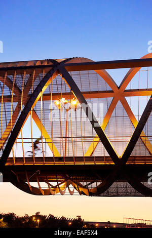 Radfahrer vorbei an der Arganzuela-Brücke, vom Architekten Dominique Perrault entworfen. Madrid Rio Park. Madrid. Spanien Stockfoto