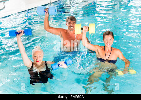 Gruppe von Menschen, ältere Menschen, junge und ältere Frauen, Wassergymnastik oder Wassergymnastik Stockfoto