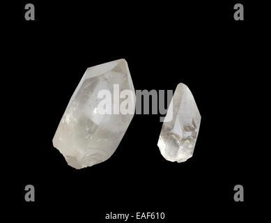 Bergkristall weist, isoliert auf schwarz Stockfoto