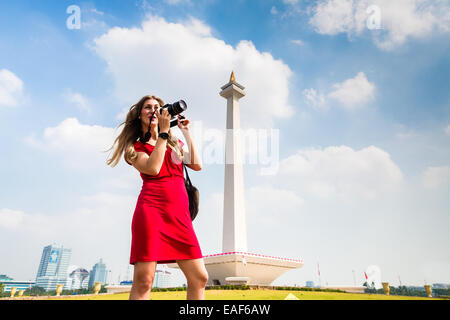 Frau fotografieren beim Sightseeing am National Monument in Jakarta, Indonesien Stockfoto