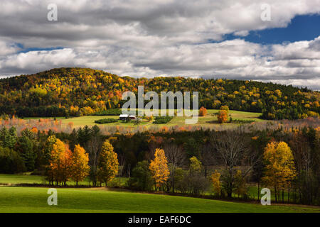 Isolierte Bauernhaus unter bunten Waldbäume in Herbstfarben auf Blue Mountain Hügellandschaft Vermont USA Stockfoto