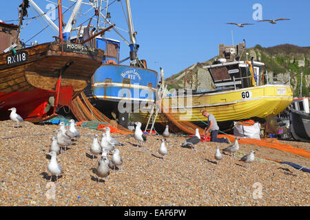 Hastings Fischer dazu neigt seine Netze auf die alte Stadt Stade-Strand. Hastings ist die größte Strand lancierte Fischereiflotte im Vereinigten Königreich Stockfoto