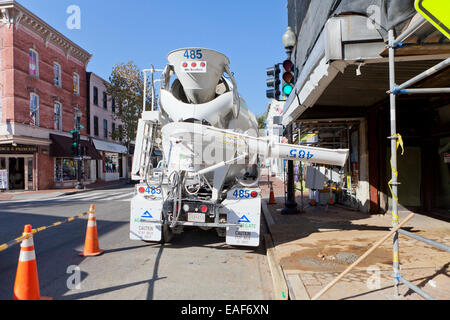 Hinten-Entlastung konkreten Transport-LKW auf die Baustelle - USA Stockfoto