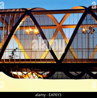 Radfahrer vorbei an der Arganzuela-Brücke, vom Architekten Dominique Perrault entworfen. Madrid Rio Park. Madrid. Spanien Stockfoto