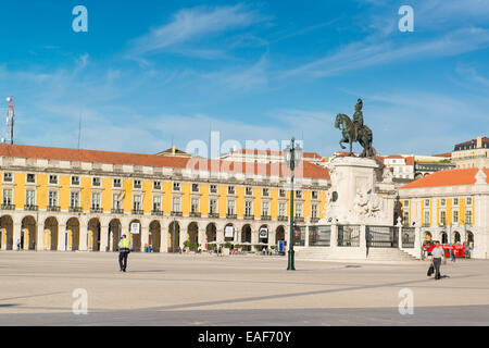 Praça Comércio (Commerce Square), Lissabon, Portugal. Statue von König José I, von Machado de Castro (1775). Stockfoto