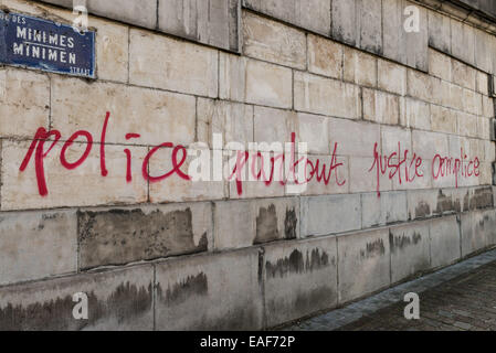 Die Wand außerhalb Justizpalast in Brüssel fällt in Graffiti sagen "Polizei überall Gerechtigkeit Komplizen". Stockfoto