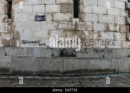 Die Wand außerhalb Justizpalast in Brüssel ist nach jüngsten Sparmaßnahmen März in Anti-Regierungs-Graffiti bedeckt. Stockfoto