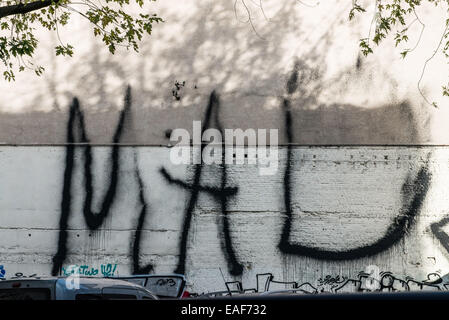 Die Wand des Gebäudes im Zentrum von Brüssel sagt, "Schmerzen". Stockfoto