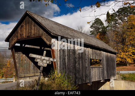 Clapboard Holz Warren Covered Bridge auf der Mad River Warren Vermont USA im Herbst Stockfoto