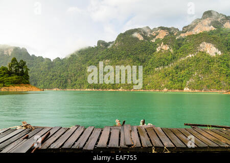 Berg und Fluss vor der Hütte, während es in Ratchaprapha Damm an der Khao Sok Nationalpark, Provinz Surat Thani, Th regnete Stockfoto