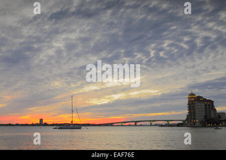 Sarasota, Florida, USA..13. November 2014..Cirrus Wolken über der Sarasota Bay nach Sonnenuntergang, wenn kühleres Wetter aus dem Norden annaht.. Stockfoto