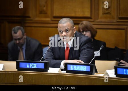 New York, UN-Hauptquartier in New York. 13. November 2014. US-Verkehrsminister Anthony Foxx spricht während einer Podiumsdiskussion anlässlich der Einführung von gemeinsam für sicherere Straßen, eine privatwirtschaftliche Initiative zur Verringerung der Straße Verkehr Kollisionen, an das UN-Hauptquartier in New York, am 13. November 2014. Ein UN-Beamten am Donnerstag genannt für globale Partnerschaften zwischen allen Bereichen des Unternehmens gegen die Todesfälle und Verletzungen durch Unfälle im Straßenverkehr. Bildnachweis: Niu Xiaolei/Xinhua/Alamy Live-Nachrichten Stockfoto