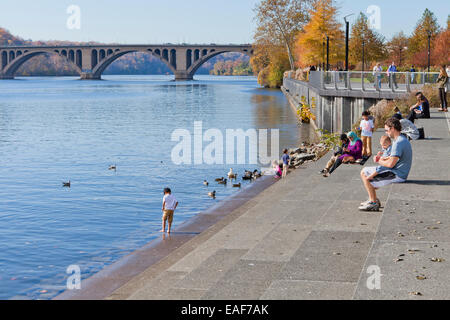 Kinder und Familien spielen an Georgetown Waterfront - Washington, DC USA Stockfoto