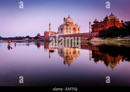 Das Taj Mahal bei Sonnenuntergang, Agra, Uttar Pradesh, Indien Stockfoto