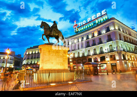 Carlos III Statue und TIo Pepe leuchtendes Zeichen an der Puerta de Sol Platz. Madrid, Spanien Stockfoto